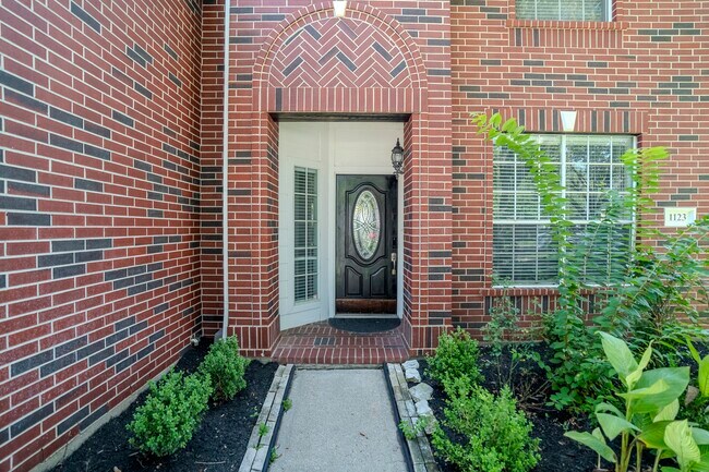 Building Photo - 1123 Woodley Bend