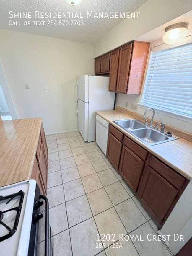 Building Photo - 1202 Royal Crest Dr