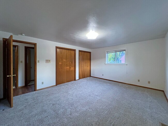 Building Photo - Rental ranch rambler - 3 bed, 2.5 bath, 2 ...