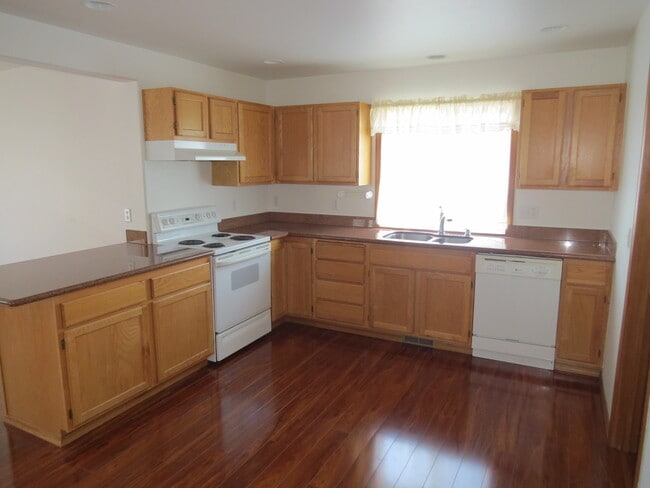 Building Photo - Beautiful 3 Bedroom, 2.5 Bathroom Home on ...