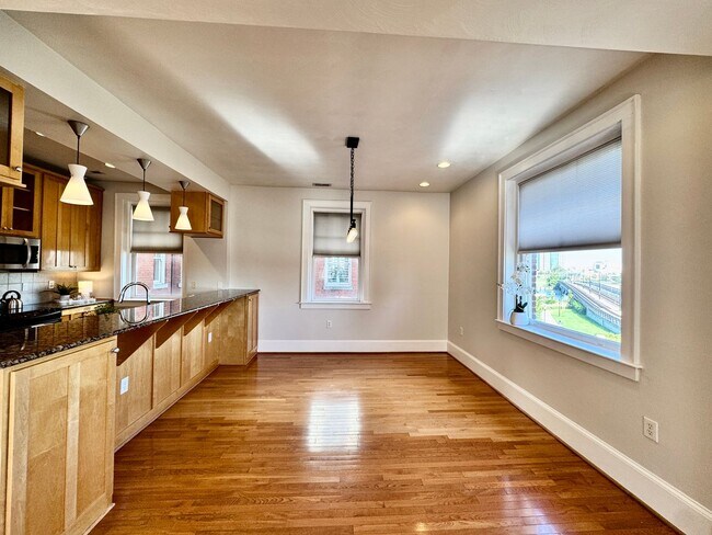 Building Photo - Amazing Garden-Style Condo Available 08-11-26! Vintage Building - All Appliances Convey!