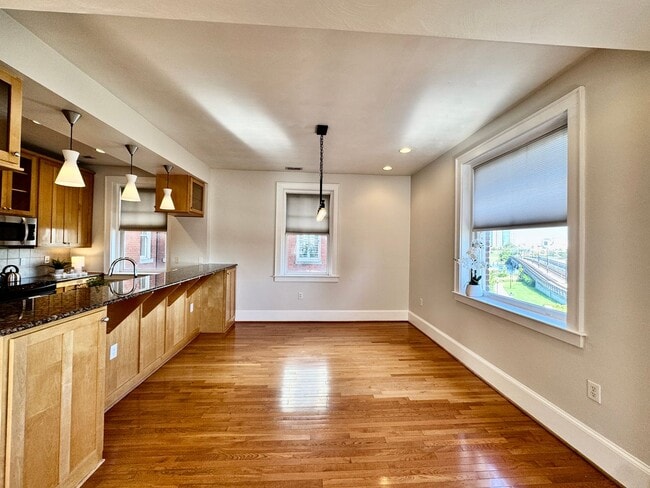 Building Photo - Amazing Garden-Style Condo Available NOW! ...