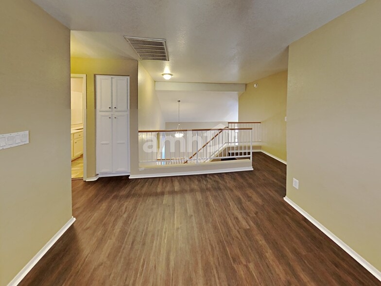 Building Photo - 907 N Albert Dr