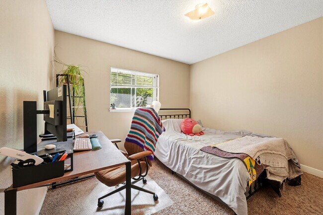 Building Photo - $1,695.95 - 2 Bed, 1 Bath Townhome In Denver with In Unit Laundry!