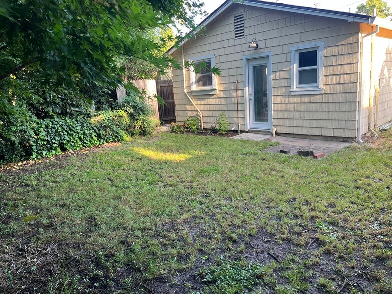 Private Backyard - 844 Taber Ave