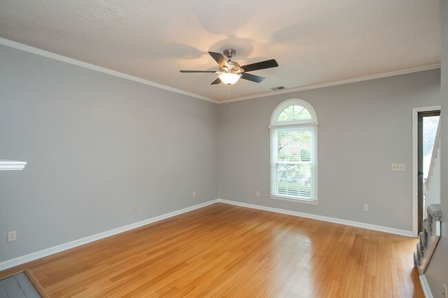 Building Photo - 127 Lakebrink Dr