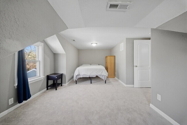 Building Photo - 4549 Bankhead Ave