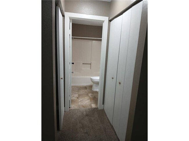 Building Photo - 901 Country Club Dr