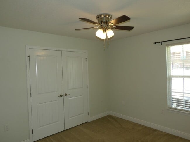 Building Photo - 4bed/3 bath/2 car garage/ 2400 sq ft in Wh...