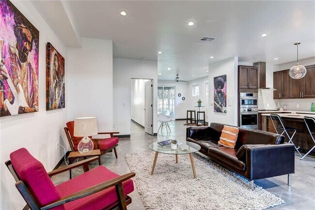 Building Photo - Luxurious 4-bedroom Townhome