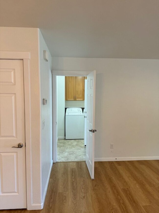 Building Photo - NEW TO MARKET/ 3 BEDROOM HOUSE ON QUIET DEAD END STREET