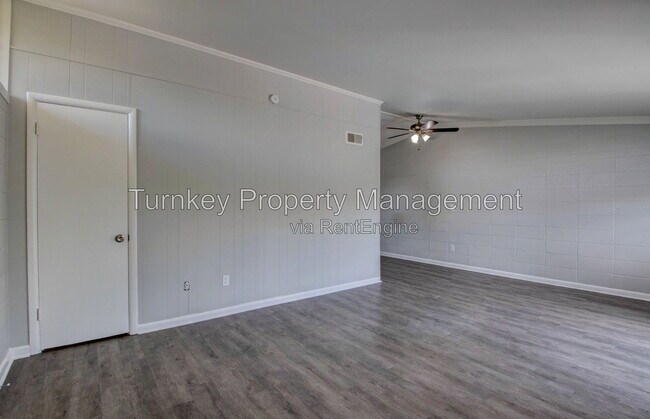 Building Photo - 4700 Lynn Ln