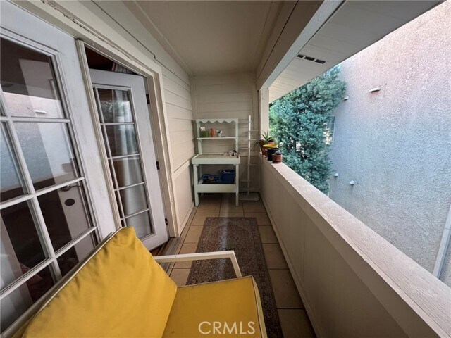 Building Photo - 428 N Hollywood Way