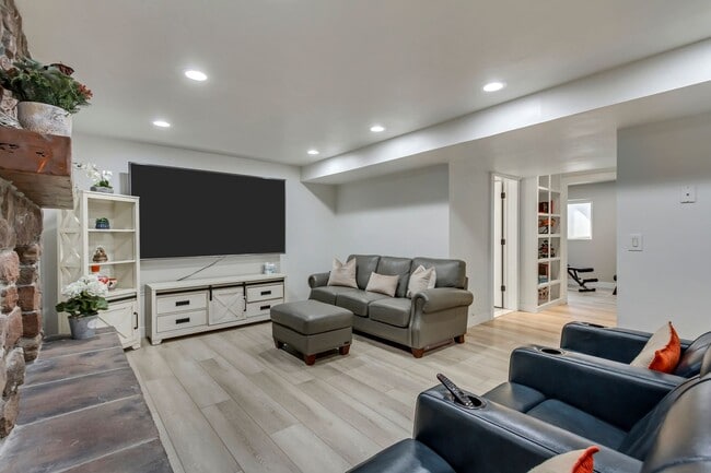 Building Photo - Beautiful 5-Bedroom Home in Sandy!