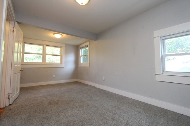 Building Photo - 110 Valley Ave NW