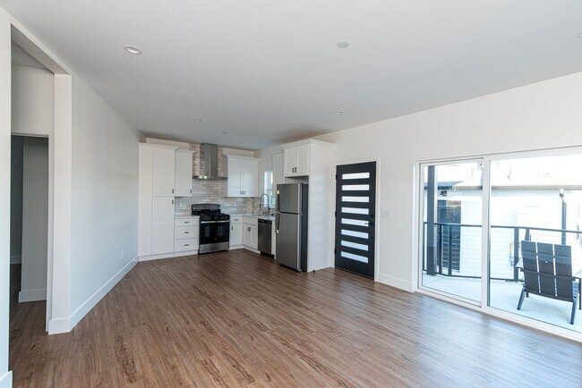 Building Photo - Live Oak 31-35