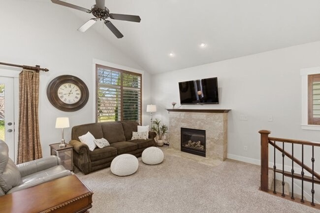 Building Photo - Beautiful Riverton Townhome in Gated Community!