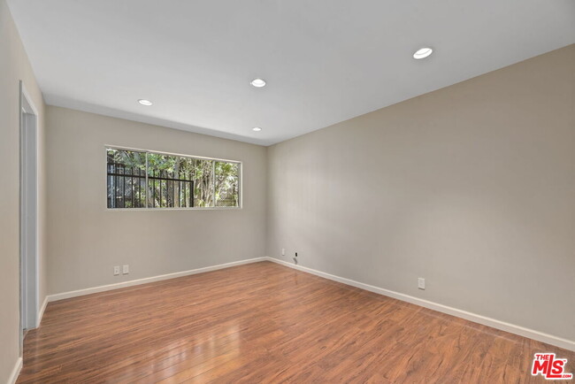 Building Photo - 1860 Loma Vista Dr