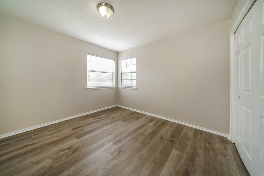 Building Photo - 8801 Pine Forest Dr