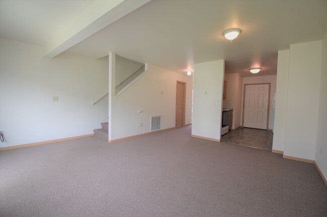 Building Photo - Centrally Located 3b 1.5ba Townhouse with attached Garage and Patio!