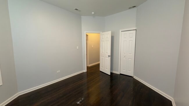 Building Photo - 1344 E 72nd Pl