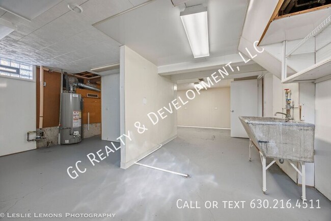 Building Photo - *** SCHOOL DISTRICT 25 / 3 BDRM -1.5 BTH /...