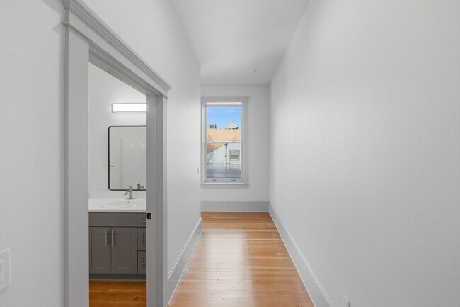 Building Photo - MOVE IN SPECIAL - NEWLY RENOVATED DOWNTOWN SALEM ONE BEDROOM