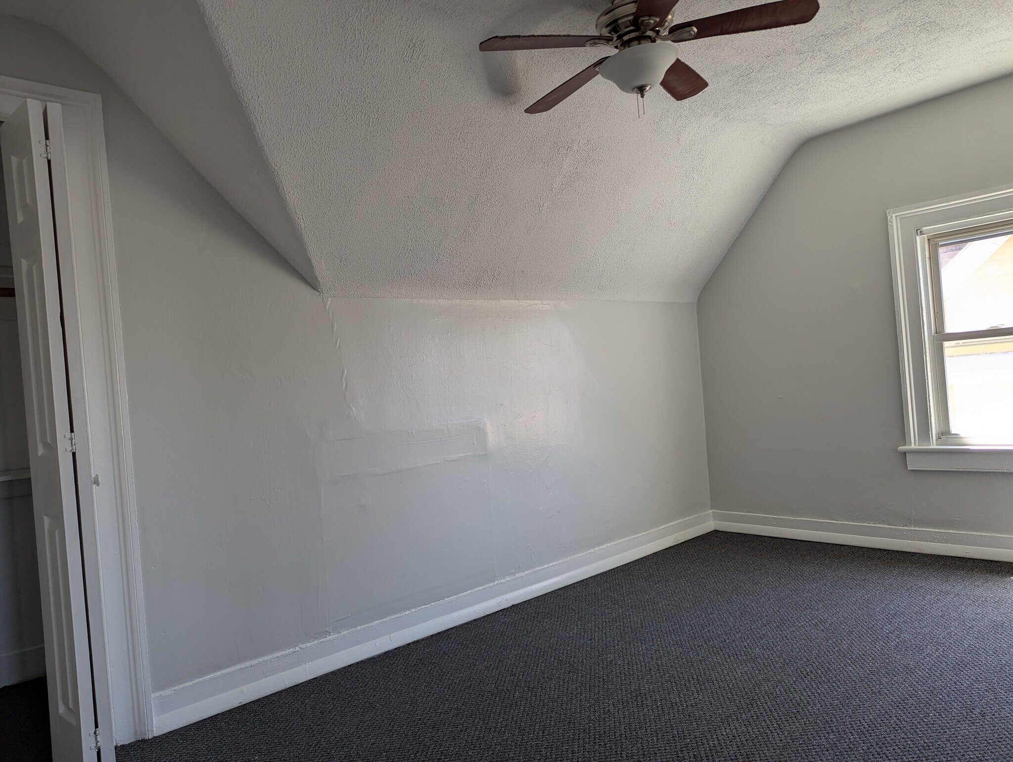 Building Photo - 933 Kossuth St