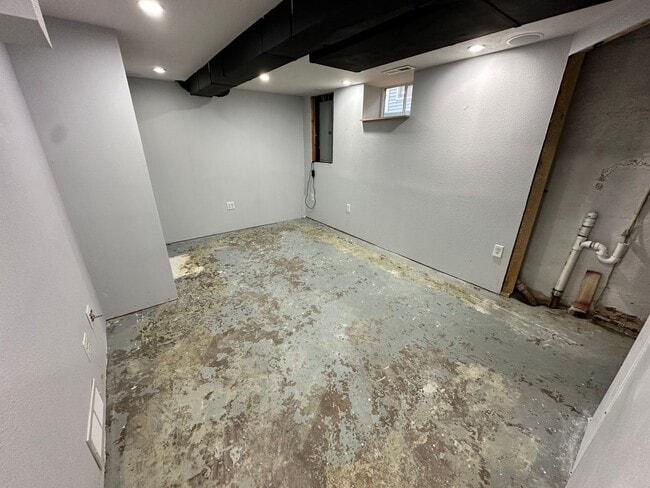Building Photo - Cute 3 bed 2 bath House Available Now!