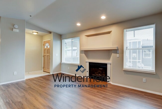 Building Photo - 2 Bed + Den/Office  2 Bath Condo W/S/G Inc...