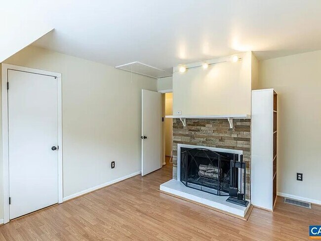 Building Photo - One Bedroom Townhouse