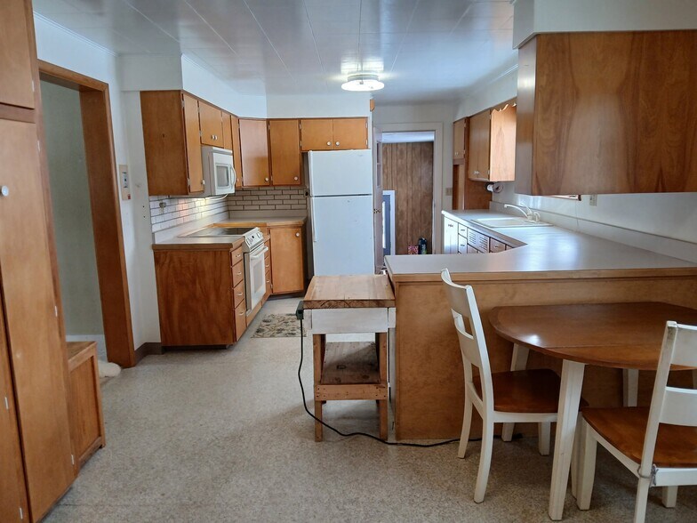 Building Photo - 321 W Mcmillan Ave