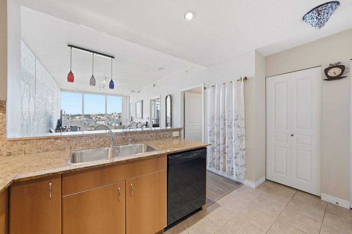 Building Photo - 300 W Beech St