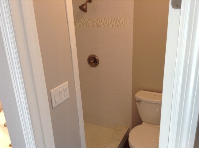 Building Photo - 2 Bedroom/2 Bathroom Triplex with Large Fe...