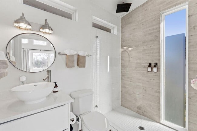 Building Photo - 1904 E 17th St