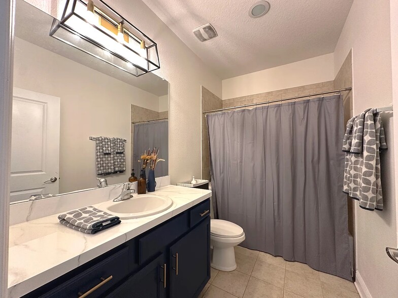 Upstairs Bathroom - 1736 W Walnut St