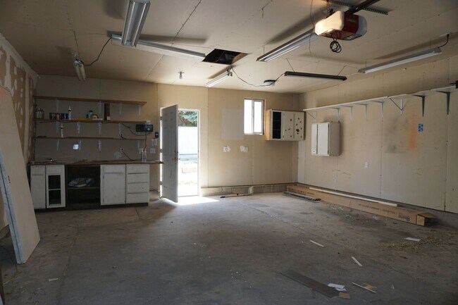 Building Photo - 4 Bedroom 2 Bath West Jordan Home