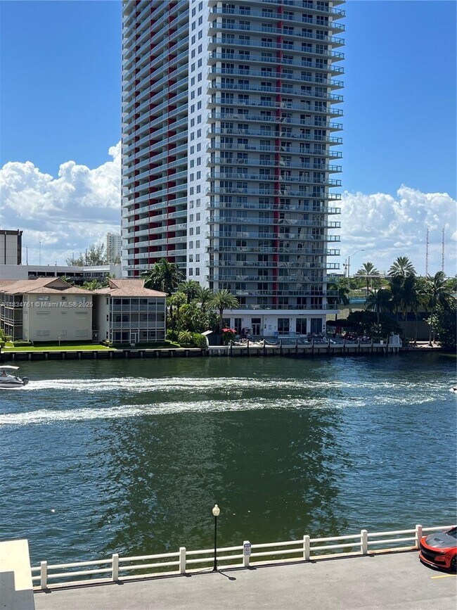 Building Photo - 1817 S Ocean Dr
