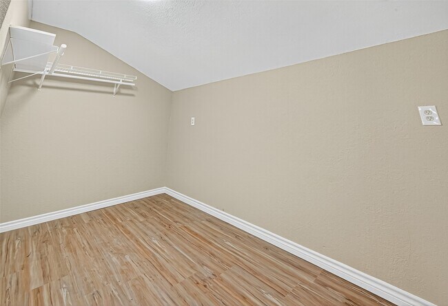 Building Photo - 1811 Foxlake Dr