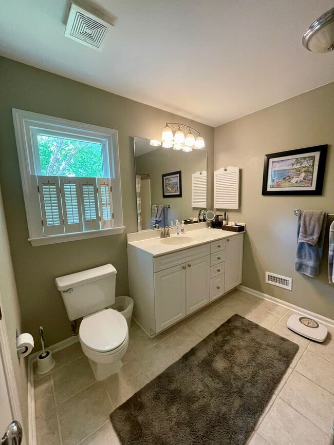 Building Photo - Adorable Home in Raeburn! 3Br/2BA