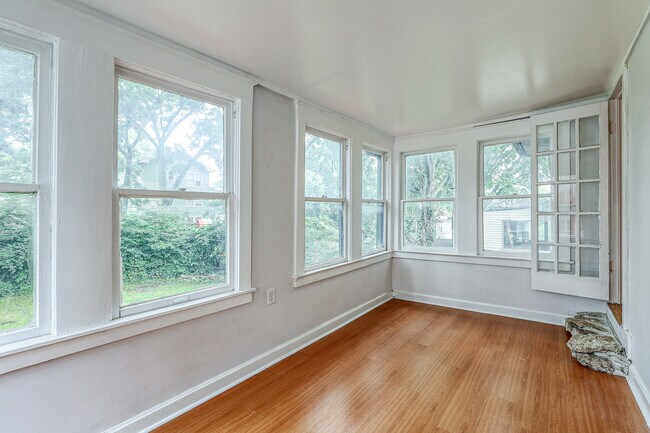 Sun room - 2nd floor - 4333 Charlotte St