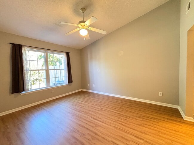 Building Photo - 2 Br 2 Bath Move In Ready!