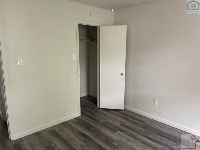 Building Photo - 1502 NW Kingsbury Ave