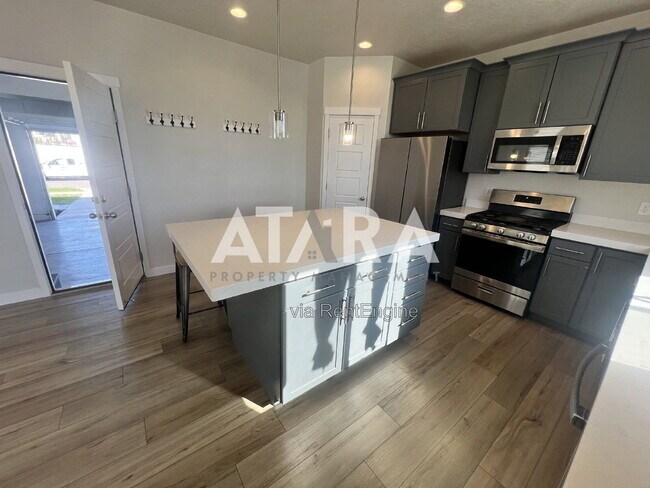 Building Photo - 1754 Oakwood Ln