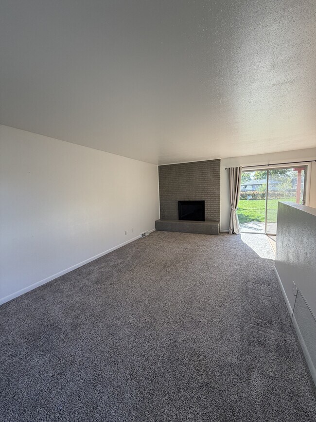 Building Photo - 2520 Lillis Ln