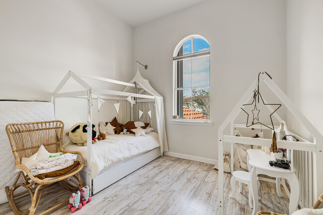 Building Photo - 1394 Harbor View W