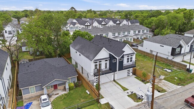 Building Photo - 6815 Paris St