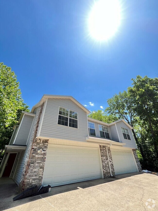 Building Photo - 3 bedroom 2 bath townhome near campus, 2 c...