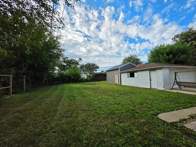 Building Photo - 9104 Oleander Ave