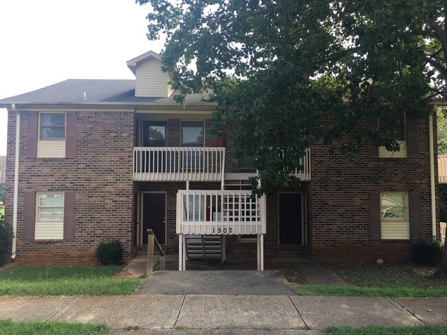 Building Photo - 1502 Medland Rd NW